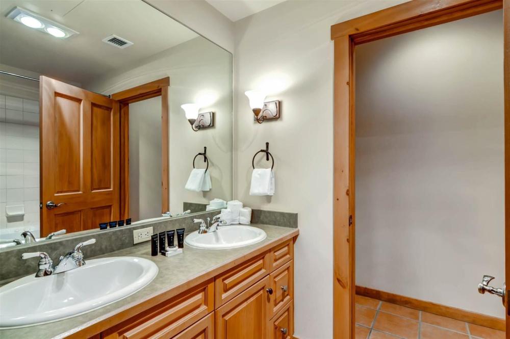 3 Bedroom Mountain Condo In River Run Village With Expansive Mountain Views And Walking Distance To Ski Slopes